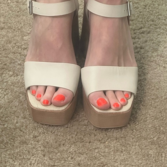 Dolce Vita Cream and Tan Platform Sandals - Picture 2 of 8
